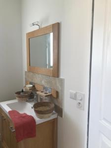 łazienka z umywalką i lustrem w obiekcie Mini villa proche des plus belles plages w mieście Porto-Vecchio