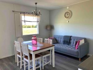a living room with a table and a blue couch at Huoneistomajoitus Tupa,LaatuLomat in Juva