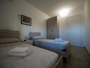 een hotelkamer met 2 bedden en een kast bij Carlitos in Realmonte
