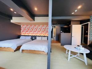 sypialnia z łóżkiem i stołem w pokoju w obiekcie Asakusa-Smile w Tokio