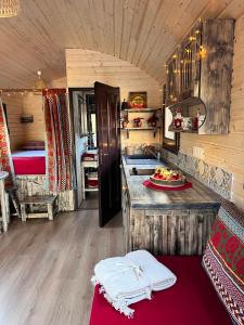eine Küche und ein Wohnzimmer in einem winzigen Haus in der Unterkunft Les Roulottes de l Herm Piscine Jacuzzi Perigord in Rouffignac Saint-Cernin