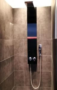 法揚斯的住宿－L'essens，浴室内带软管的淋浴