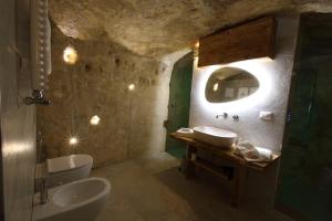 Koupelna v ubytování Casa Vacanza La Cava nel Barisano Suite Matera + 27 fotografií