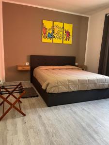 Casa Simone في مالسيسيني: غرفة نوم بسرير كبير في غرفة