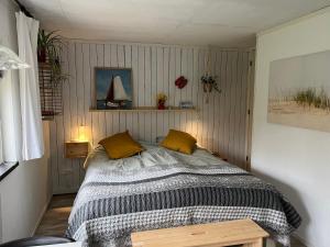 1 dormitorio con 1 cama en una habitación en Beemster Tiny House en Zuidoostbeemster