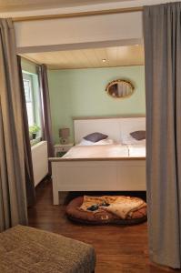 1 dormitorio con cama y espejo en la pared en Ferienwohnung Am Berg en Wieda