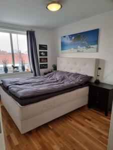 um quarto com uma cama grande num quarto em Trevlig lägenhet nära Strömstad centrum em Strömstad