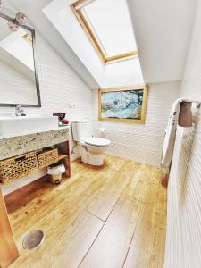 ein Badezimmer mit Waschbecken und Toilette in der Unterkunft La Aguilerina Apartamentos Rurales in Oviñana