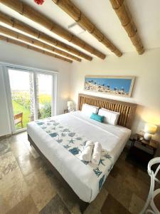 1 dormitorio con cama grande y ventana grande en Atoq Paracas Reserva, en Paracas