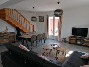 een woonkamer met een bank en een tafel bij Appartement Suhalmendi in Sare