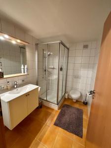 La salle de bains est pourvue d'une douche, d'un lavabo et de toilettes. dans l'établissement V&A Home, 
