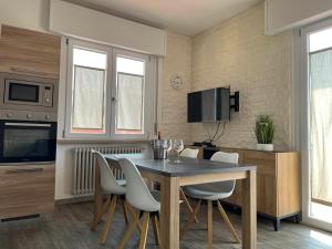 a kitchen and dining room with a table and chairs at Casa Simone in Malcesine