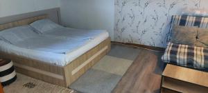 a small bedroom with a bed and a mattress at Square Apartment in Paraćin