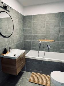 ein Badezimmer mit einer Badewanne, einem WC und einem Waschbecken in der Unterkunft Apartmány 400 in Veľká Lomnica