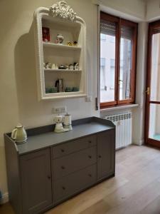 een dressoir in een kamer met een spiegel bij Bright and Large Apartment Via Montegrappa in Livorno