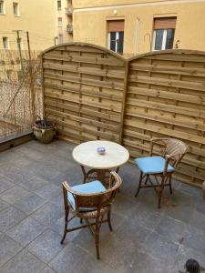 d'une terrasse avec une table, deux chaises et une table. dans l'établissement Le Tre Terrazze, à Bologne