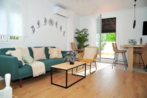 埃爾博斯克的住宿－Mardelunas，客厅配有绿色沙发和桌子