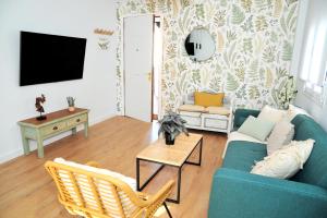 埃爾博斯克的住宿－Mardelunas，客厅配有蓝色的沙发和电视