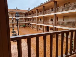 widok z balkonu budynku apartamentowego w obiekcie 13B01 Apartamento con terraza y garaje w mieście Ribadesella