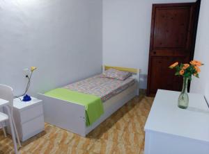 una camera con letto e vaso con fiori di ANTIC ESTANC a Campanet