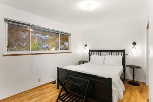 ein Schlafzimmer mit einem großen Bett und einem Fenster in der Unterkunft Hillside on North Queen Anne in Seattle