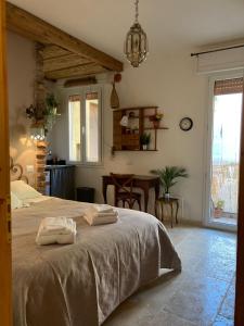 Le Tre Terrazze في بولونيا: غرفة نوم عليها سرير وفوط