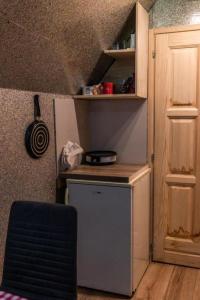 Il comprend une petite cuisine avec un comptoir et un réfrigérateur. dans l'établissement Kućice Paradiso, à Bratunac