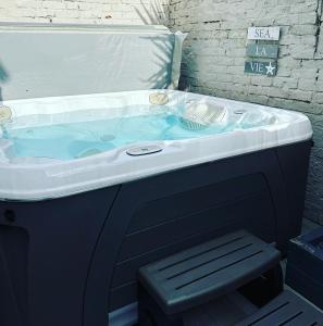 a blue bath tub with a blue at Spa Cottage Weymouth in Weymouth +10 photos