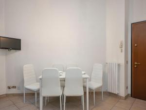 une salle de conférence avec une table et des chaises blanches dans l'établissement Suite Sauro 6 Guest, à Milan