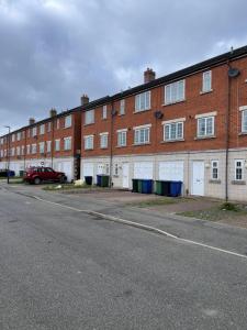 an empty street in front of a brick building at Spacious 8 bed house in central Grimsby in Grimsby