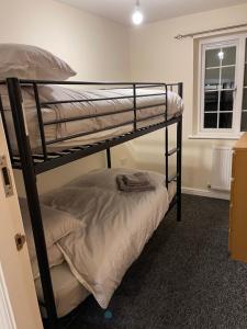 グリムズビーにあるSpacious 8 bed house in central Grimsbyの窓付きの客室で、二段ベッド2台が備わります。