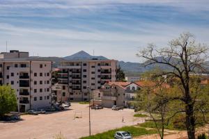 una città con un parcheggio e alcuni edifici di Apartman KOSTA a Trebinje
