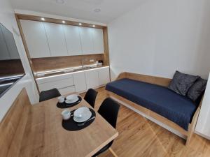 Ce petit appartement comprend une table à manger et un lit. dans l'établissement Platinum Bled, à Bled