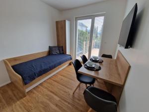 - une chambre avec un lit et une table avec des chaises dans l'établissement Platinum Bled, à Bled