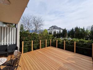 une terrasse en bois avec deux chaises sur une maison dans l'établissement Platinum Bled, à Bled