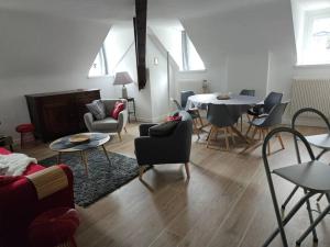 - un salon avec une table et des chaises dans l'établissement Appartement hyper centre 6 pers., à Chamonix-Mont-Blanc