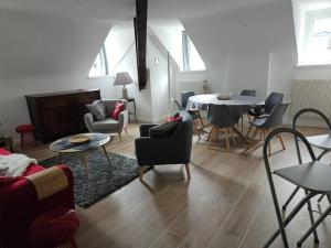salon ze stołem i krzesłami w obiekcie Appartement hyper centre 6 pers. w Chamonix-Mont-Blanc