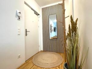 pasillo con puerta, alfombra y espejo en New I Stylish I Modern I Cozy, en Viena