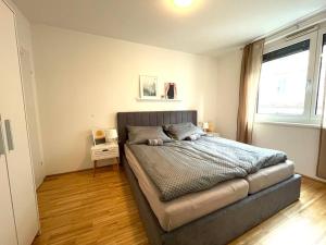 1 dormitorio con 1 cama en una habitación con ventana en New I Stylish I Modern I Cozy, en Viena