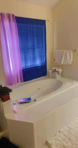 Ένα μπάνιο στο Neat family home near downtown Covington