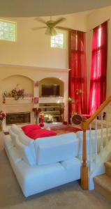 Χώρος καθιστικού στο Neat family home near downtown Covington