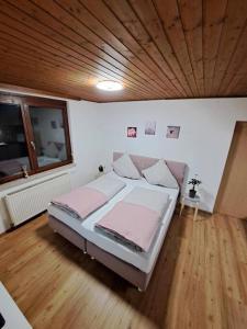 1 dormitorio con cama y techo de madera en Ferienwohnung Zanier, en Gaißau