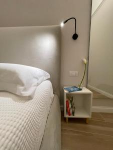 una camera da letto con un letto con una lampada su un tavolino di Dimora Savoia a Corato
