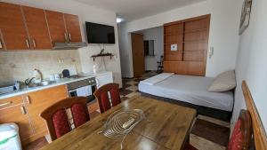 ein Zimmer mit einer Küche und einem Tisch und einem Bett in der Unterkunft Apartment Igalo-Center, 40m2 in Herceg-Novi