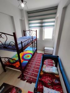 1 Schlafzimmer mit 2 Etagenbetten und Teppichboden in der Unterkunft The Life House Alanya in Alanya