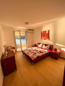 ブドヴァにあるLuxury Apartment Astelmnの大きなベッドとバルコニーのある寝室