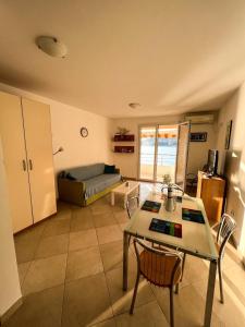 ブドヴァにあるLuxury Apartment Astelmnのソファとテーブルのあるリビングルーム