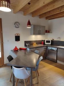 una cucina con tavolo e sedie in una stanza di Le Clos du Château a Rully