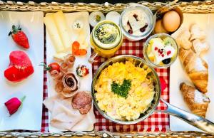 uma bandeja de alimentos com ovos e outros alimentos em Amus Chalets Dolomites - Luxury Chalets South Tyrol em Anterselva di Mezzo