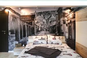 - une chambre dotée d'un lit avec un mur noir et blanc dans l'établissement Old Corner apartments Sarajevo, à Sarajevo